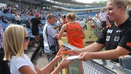mot VM-formen. Rivieras Helena Engman tog sitt 13:e SM-guld som    också betydde det femte raka. Men trots det tror hon att det blir svårt att nå en VM-final i Berlin om två veckor.Foto: Håkan Svensson