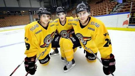 STARK TRIO. Tvillingarna Chris och Cam Abbott bildar kedja  tillsammans med Karl Fabricius och redan innan de gjort sin första seriematch ihop är förväntningarna höga på spelarna. "Vi vet att vi kan och vårt mål är givetvis att vara en producerande kedja", säger Cam Abbott.