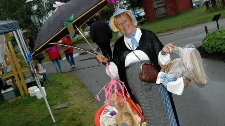 HATTAR. Bettan i hatten kallar Elisabeth Berglund från Storfors sig då hon uppträder. Hon vandrade runt på marknadsområdet under landsbygdens dag.
