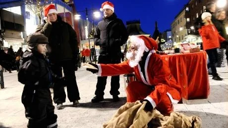LO-JUL. LO tycker att det är viktigt att alla har råd med jul, särskilt barnen, så varje skyltsöndag står de och delar ut gratisklappar. Det var mycket uppskattat och säcken blev fort tom.