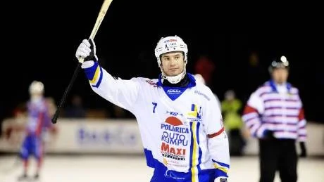 TVEKSAM. Vesa Vuokila, HT Bandy, dras med en vristskada men han hoppas kunna delta i kvällens mycket viktiga match mot Katrineholm.