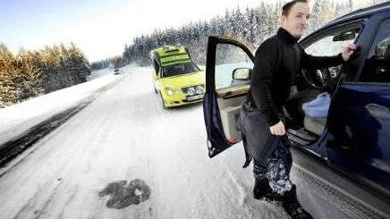 HÖLL SIG KALL. Det var bara för länsstyrelsens naturbevakare Joakim Pelli att "hålla sig kall" och avvakta hjälp att ta sig iland. Räddningstjänsten såg till att han kom välbehållen i säkerhet. Lodjuren får vänta.