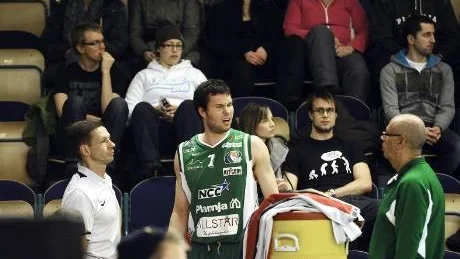 UTGICK. Vesa Mäkäläinen spelade bara två minuter innan han fick en ny smäll mot ryggen. Oroväckande för Plannja.
