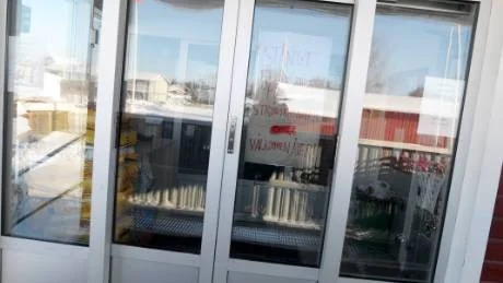 INGEN HANDEL. Ortens enda matvaruaffär tvingade stänga i väntan på strömmen. Likaså skola och daghem evakuerades då det hela drog ut på tiden. Vid lunchtid var dock strömmen tillbaka hos Töres ellabbonenter.