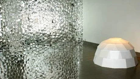 SAMTALAR. Kerstin Hedströms Vision II och Ann-Kristin Gustavssons igloo på Piteå konsthall.Foto: BERTIL SUNDSTEDT