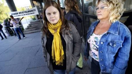 NY OCH ERFAREN. Anna Rova är vikarie medan modern Ann-Kristin Rova har tolv år i yrket. Båda är besvikna på att helgtillägget ska bort. "Det var vår morot", säger Ann-Kristin.