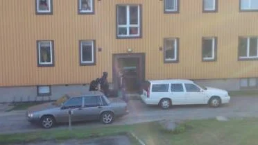 SLOG TILL. Delar ur insatsstyrkan slog till mot den 25-årige mannens bostad.