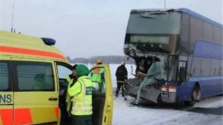 PÅDRAG. Ett stort pådrag med räddningstjänst och ambulanser deltog i räddningsarbetet.