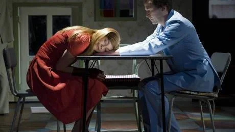 MAMMA. Rosa (Marie Robertson) vill ha barn. Men hennes man Franz (Tobias Aspelin) blir uppfylld av sitt nya jobba på en begravningsbyrå.Foto: Henrik Montgomery/Scanpix