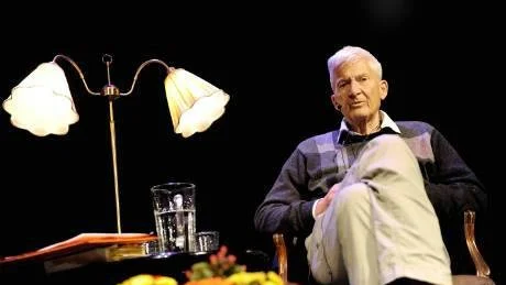 FOLKKÄR FÖRFATTARE. För sin självbiografiska roman "Ett annat liv" har P.O. Enquist gått och blivit folkkär. I går kväll gästade han författarscenen Kontext i Luleå.