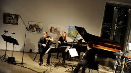 MÅLANDE. Ur Ett Kaos Av Toner Träder Skönhet Fram Christian Svarfvar, violin, Anna Christensson, piano och Robert Ek, klarinett målar bilden av hur färgen "grön" ser ut på undersidan.