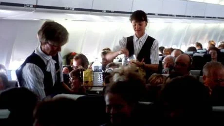 FLYG OCH FLASKVATTEN. Klimatdebatten handlar ofta om fel saker.