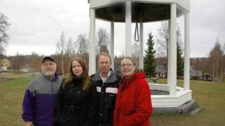 NÖJDA. Karl-Erik Lindbäck, Håkan Segerlund och Gunvor Pekka, till höger, är nöjda med renoveringen som nu godkänts av byggnadsantikvarie Jenny Vestlund. Foto: Britt-Louise Spets