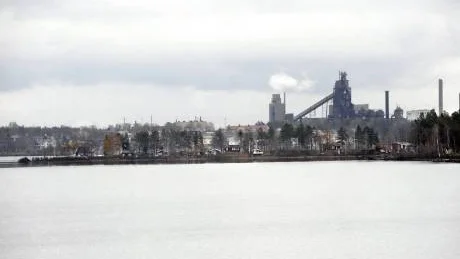 NY VY. Den 2,5 kilometer långa bron ska gå över vattnet från Hamnholmen till området med SSAB-kajen och Svartöstaden.