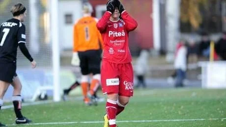 DEPPAR. June Pedersen och Piteå IF hade all anledning att deppa efter "bara" oavgjort mot Hammarby. Nu ser det tungt ut att klara fortsatt allsvenskt kontrakt.