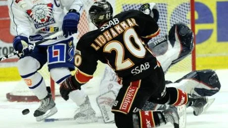 DÅLIGT FÄSTE. Pyckar som studsar och skridskor som skenar. Isen i Coop Arena är inte bra än.
