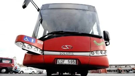 hittades vid städningen. När bussen städades ur hittade en av LLT:s chaufförer haschkakan som låg inlindad i ett svart tygfodral.                          Kakan lades i lådan för upphittat gods och inte förrän personalen såg bilder från tisdagens narkotikabeslag fattade de misstankar.Foto: Roland S Lundström