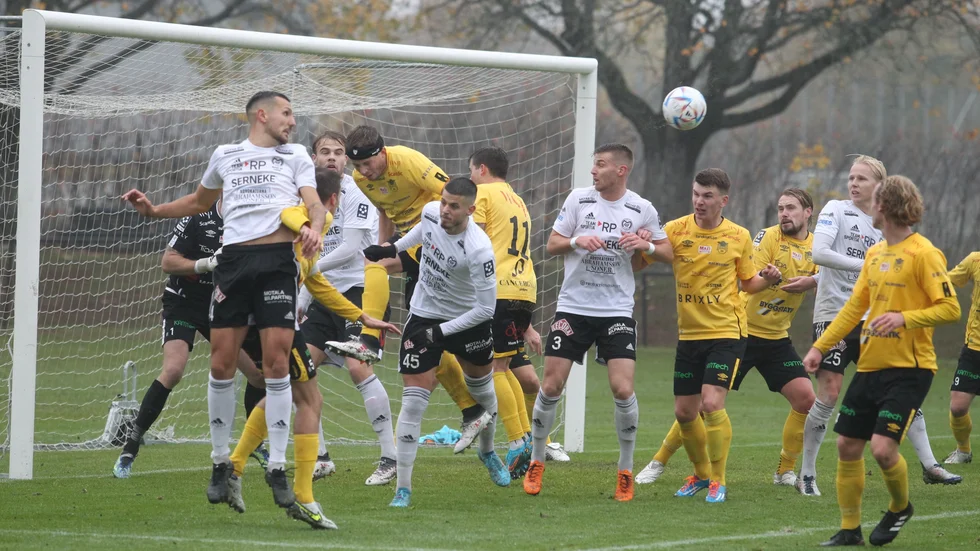 Motala AIF trycker på i hörnläge. Det var mycket kamp på en blöt och lös plan på Trängens IP. Maif lyckades till slut vinna med 1-0 mot Forward och blev sedan dagen efter, när Haninge tappade poäng, klara för division 1-spel 2023.