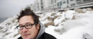 Från uppmärksammad författare till osynlig arbetare