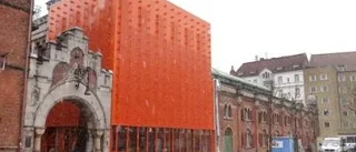 Ett orangefärgat utropstecken för konsten