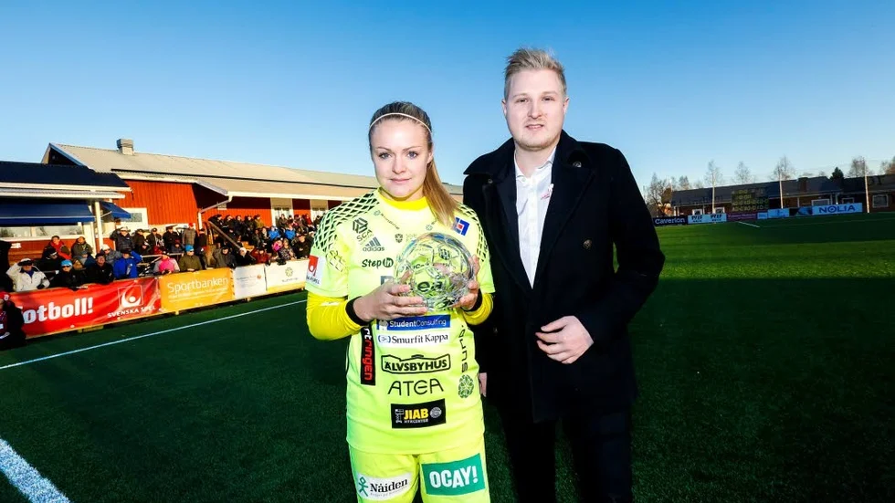 Stolt. Hilda Carlén som just tagit emot Kurirenbollen av Kurirens sportchef Anton Olofsson.
