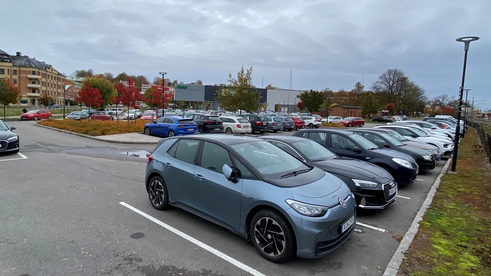 Kommunfullmäktige har nya parkeringsavgifter på sin dagordning under kvällen. En av parkeringarna där det kan bli avgift är Platsen Häst, söder om järnvägsstationen.