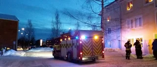 Raket startade brand – boende tvingades hoppa
