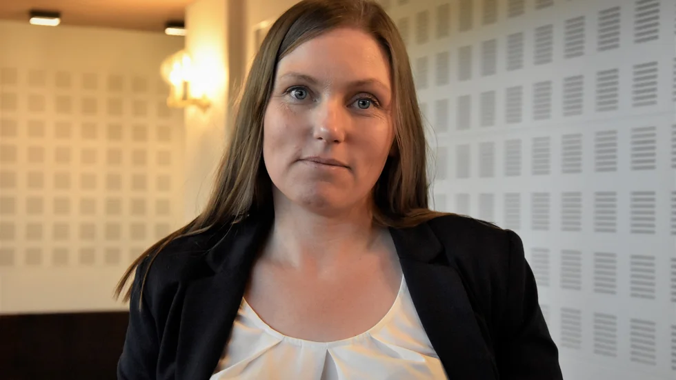 Sofia Söderholm (M) vill se att narkotikasök med hund ska ske återkommande under läsåret i kommunala miljöer där äldre elever vistas.
