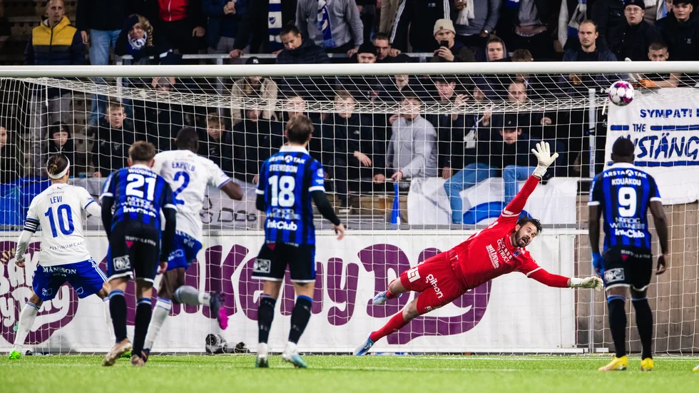 Jonathan Levis straff dunkade i Tommi Vaihos ribba och ned. Det närmaste IFK kom mål i Uppsala.