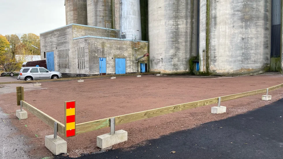 Parkering vid silon har byggts i anslutning till vändzon för industriområdets trafik.