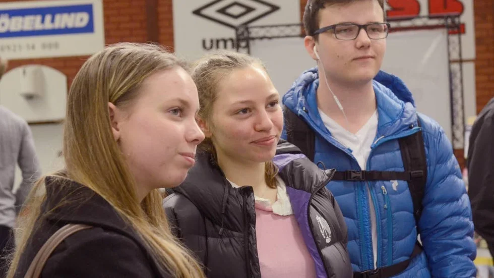 Arbete. Eloise Fredriksson, Felix Wikström och Christina Åkerblom-Andersson är på jobbmässan för att leta sommarjobb.
