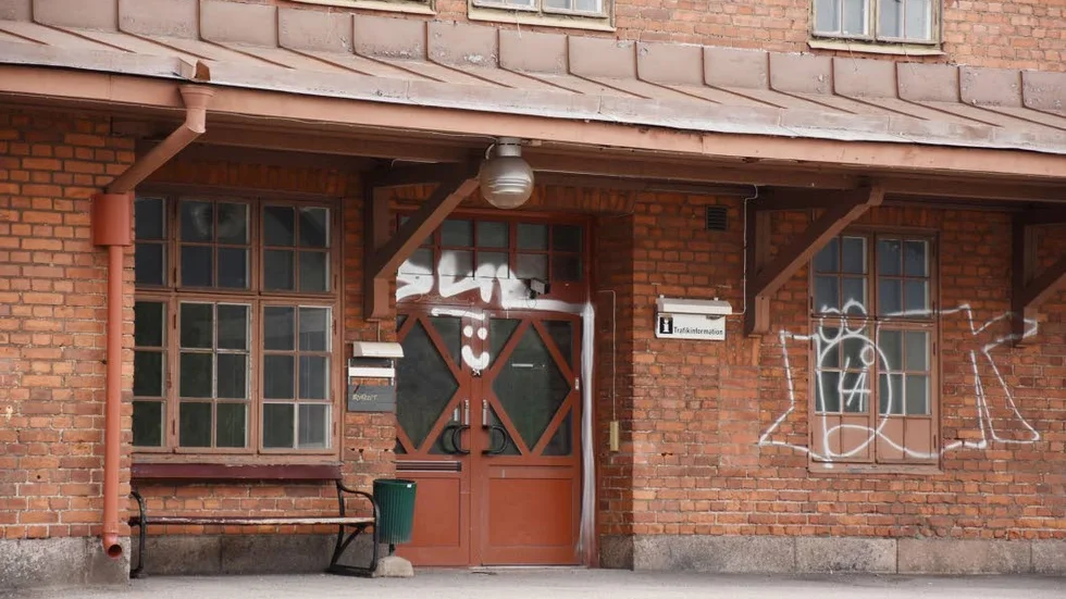 Rivs. Gamla järnvägsstationen ska rivas.