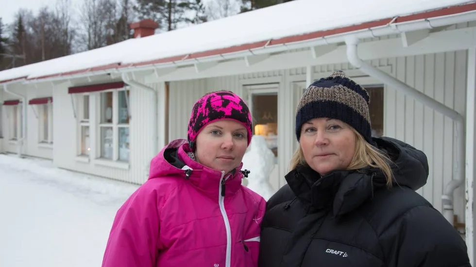 På tiden. Förskoleläraren Mia Fors och barnskötaren Helen Forsberg välkomnar att de ska få ytterkläder av Luleå kommun. "Vi är ute i alla väder, två-fyra timmar varje dag" berättar de.