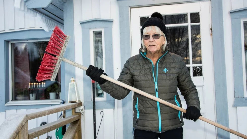 Mota bort. Man försöker mota bort dem med kvasten säger Heli Andersson som tycker det känns besvärligt med renbesöket.
