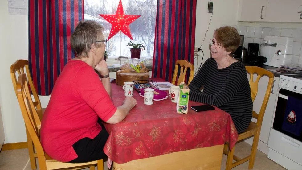 Kyligt. Gunvor Engström och Eva Sandström fryser i huset. "Det är golvkallt och drar från fönstren", säger de.