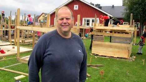 "Juniorföreningen bistår med sågar med, men hammare får barnen själva ta med", berättar Sven-Gösta Pettersson.