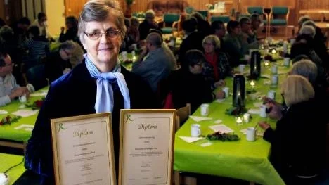 På onsdagskvällen samlades flera av föreningens medlemmar på Gotis i Öjebyn för att fira tillsammans. Ordförande Elisabeth Eliasson visar upp diplomen de fått för sin rekordvärvning av medlemmar.
