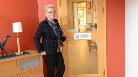 Såväl skylten som personalen blir kvar. Sektionschefen Carola Wiklund gläds med personalen åt det positiva besked som nådde  Arjeplog under måndagen.