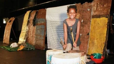 Mary Muthoni som är tolv år bor inte på gatan, utan har det lite bättre. Hon kom med de andra till Sverige i slutet av september och har lärt sig en par lättare svenska fraser, till publikens glädje.