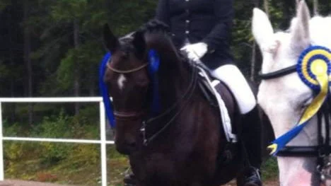 En glad silvermedaljör. Camilla Holmgren/Aznavour Firfod poserar efter den överraskande medaljen.