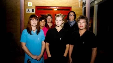 Nattpersonalen på Nyberga slår larm om sin ohållbara arbetssituation och äldre som inte mår bra. Skyddsombudet Malin Granström, Ann Filipsson, Helena Eriksson, Hanna Isaksson, Margareta Madenäs och Anna-Lena Öhgren.  känner sig uppgivna. "Att vi aldrig ska få arbetsro", säger Anna-Lena Öhgren.