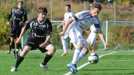 Arvidsjaurs kvicke Jens Nilsson såg till att hålla Lillpiteförsvaret, här representerat av Mikael Danielsson, ordentligt sysselsatt. Men Lillpite satte effektivt stopp för de flesta av Arvidsjaurs attacker.
