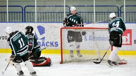 Rosviks IK inledde strålande mot serieettan Lejon och hade ledningen med 3-0 efter den första perioden. Sen åkte Rosvik på sex raka utvisningar i andra perioden som man förlorade med 0-5. Och sen också matchen med 4-7. (Arkivbild).