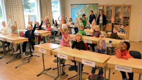 Första lektionen i årskurs ett på Öbergaskolan bestod bland annat i att träna på att räcka upp handen.