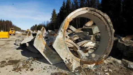 När PT besökte avgrävningen den 3 april låg den gamla betongtrumman från 1960-talet vid sidan av vägen. Maskinerna stod för närvarande stilla och arbetarna hade paus.