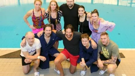 Övre raden från vänster: Emma Igelström, Linda Thelenius, programledarparet Adam Alsing och Carin da Silva, Dominika Peczynski. Nedre raden från vänster: Glenn Hysén, Mats Carlsson, Rami Shaaban, Tobbe Blom och Jörgen Kruth.