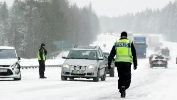 Det rådde dålig sikt på olycksplatsen vilket kan ha varit en bidragande orsak till olyckan. Trafiken dirigerades förbi med hjälp av polis.