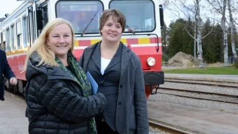 Handelsministern Ewa Björling och Anne Åberg från Arvidsjaurs kommuns utvecklingsenhet klev av Inlandsbanan i ett kylslaget Arvidsjaur. Exporttåget kommer att rulla upp till Gällivare och vid slutstationen kommer man att ha träffat 100 företagare.