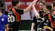 Wibax Patriot skrällde mot suveräna serieettan RIG Umeå. Wibax låg under med 1-3, men spelade upp sig och klarade 4-4. Här är det Daniel Bergstedt (20) som grattas av Johan Eklöf efter sitt 1-3-mål.