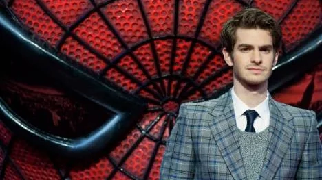 Andrew Garfield gör rollen som Peter Parker.